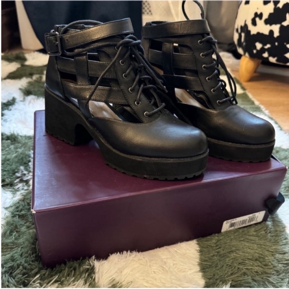 Shellys London Black Milligan Cutout Chunky Heels Women’s Size 9 can fit 8.5